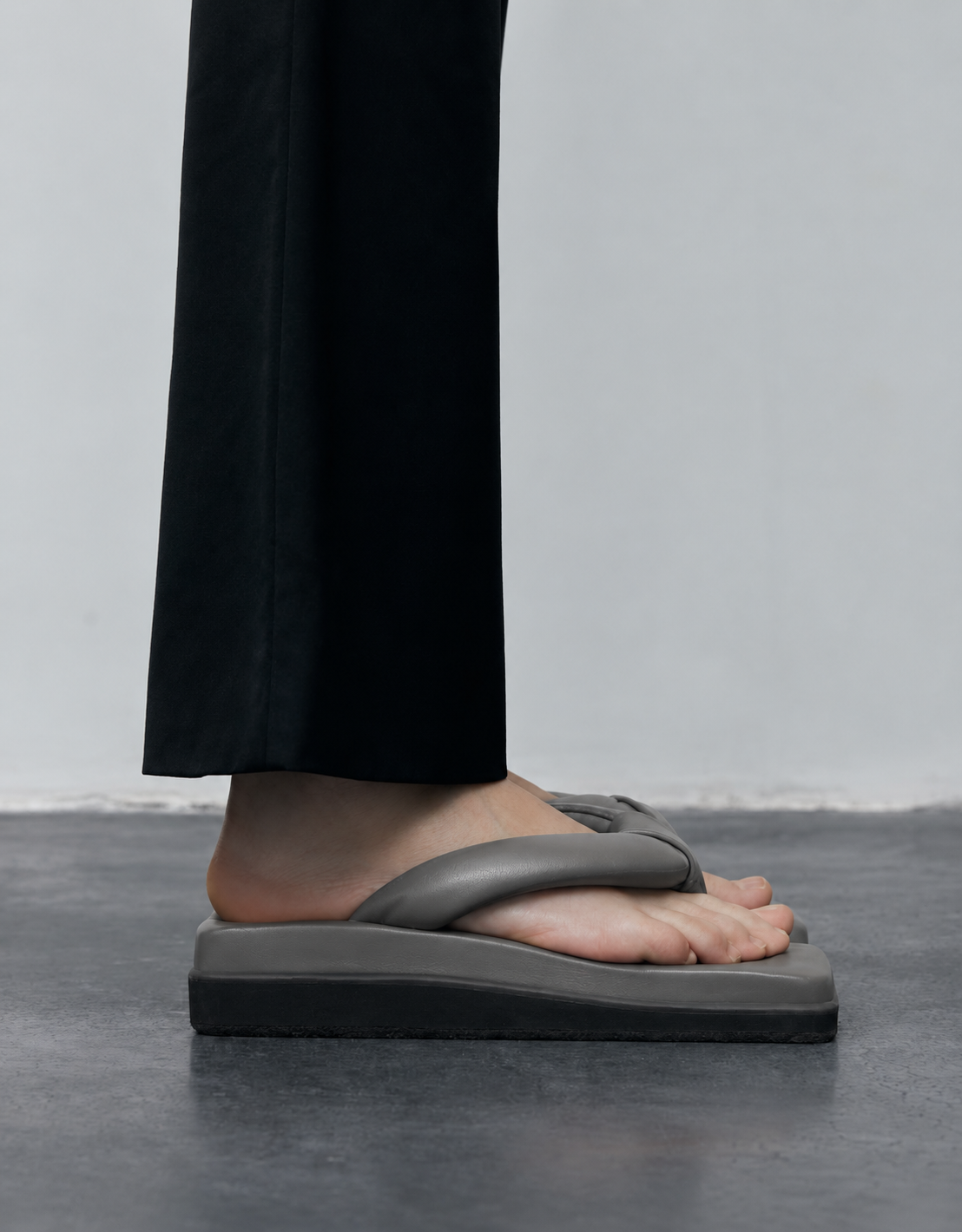 SINOBI Grey Japanese-Inspired Padded Flip-Flop Sandals